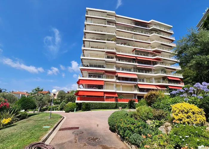 Stunning Views Large Balcony With Pool