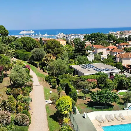 Stunning Views Large Balcony With Pool Holiday home *