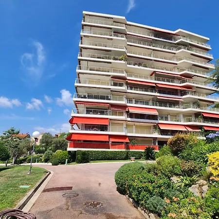 Stunning Views Large Balcony With Pool